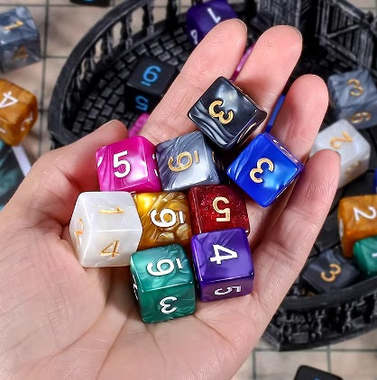 25 dados de 6 caras (color aleatorio)